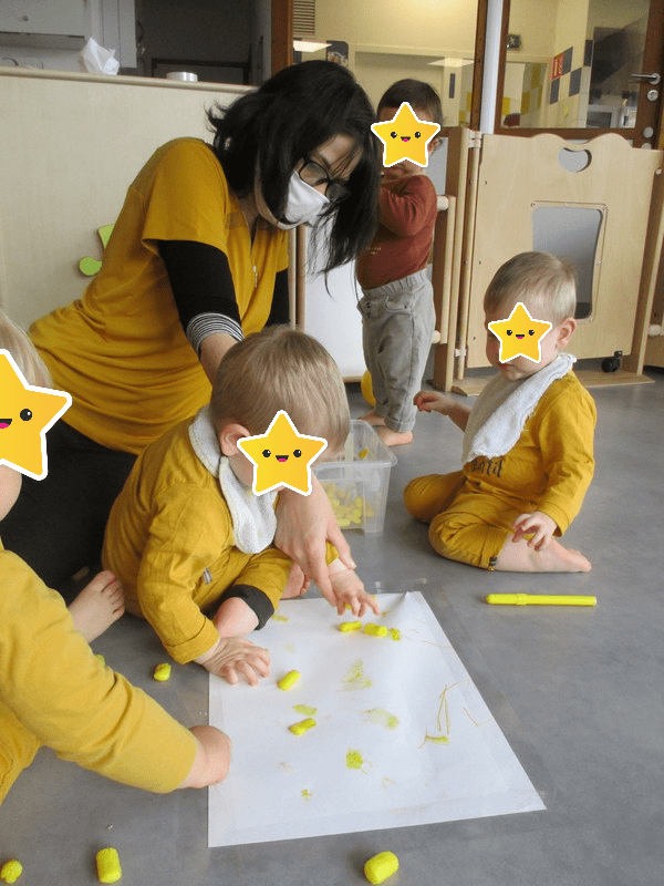 Dessins en jaune à la crèche